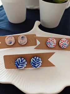 Présentation boucles d'oreilles puces en bois. Découvrez toute ma collection.
